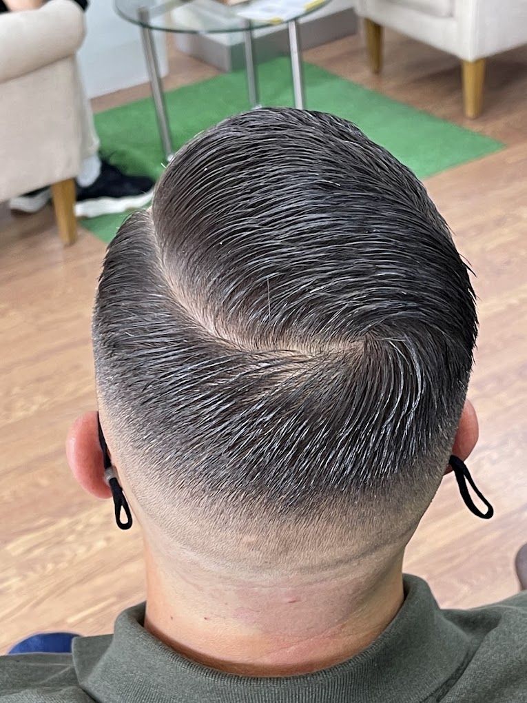 Corte clásico con raya lateral, barbería Deodi