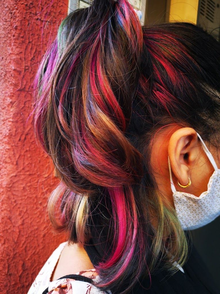 Mechas de color fantasía en melena morena, peluquería Deodi